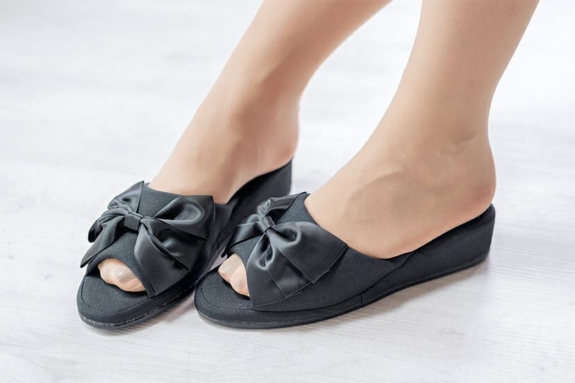 スリッパフォーマルヒールポーチ付きお受験スリッパ黒フォーマル学校葬儀面接ポーチ付き室内履きヒール付き入学式卒業式冠婚葬祭法事オフィスフリーサイズ大人携帯スリッパブラックフォーマルセレモニー[TS]10